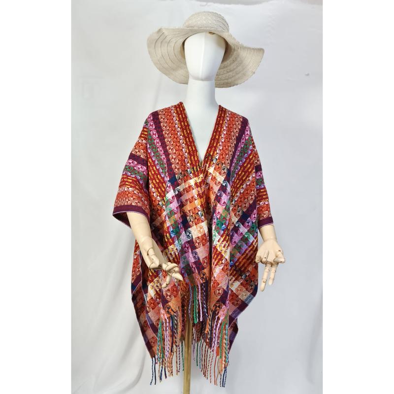 Flerfärgad handvävd poncho med geometriskt mönster