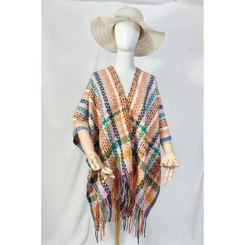 Multicolor geometrisk vävd poncho cape med fransar och v-ringning i bohemisk stil på skyltdocka med bredbrättad hatt.