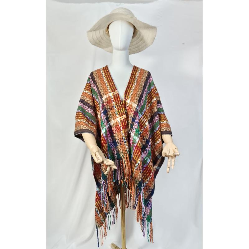 Flerfärgad handvävd poncho med geometriskt diamantmönster och fransar