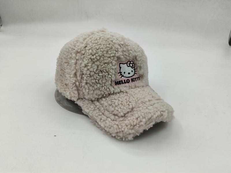 Gräddvit baseballkeps i fluffig sherpa-fleece med broderad Hello Kitty-patch och rosa text.