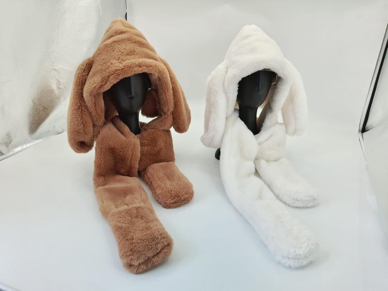 Brun och vit luvanscarf i fuskpäls med långa kaninöron