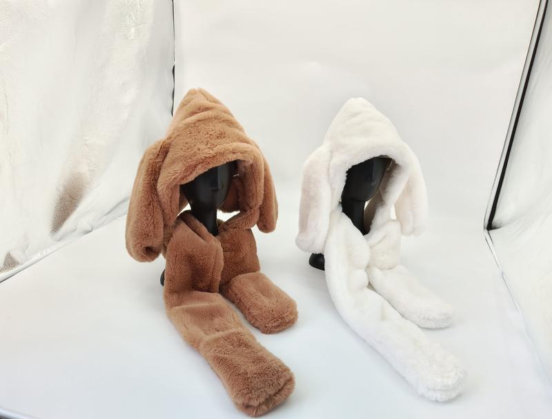Brun och vit fluffig fuskpäls halsdukmössa med långa kaninöron