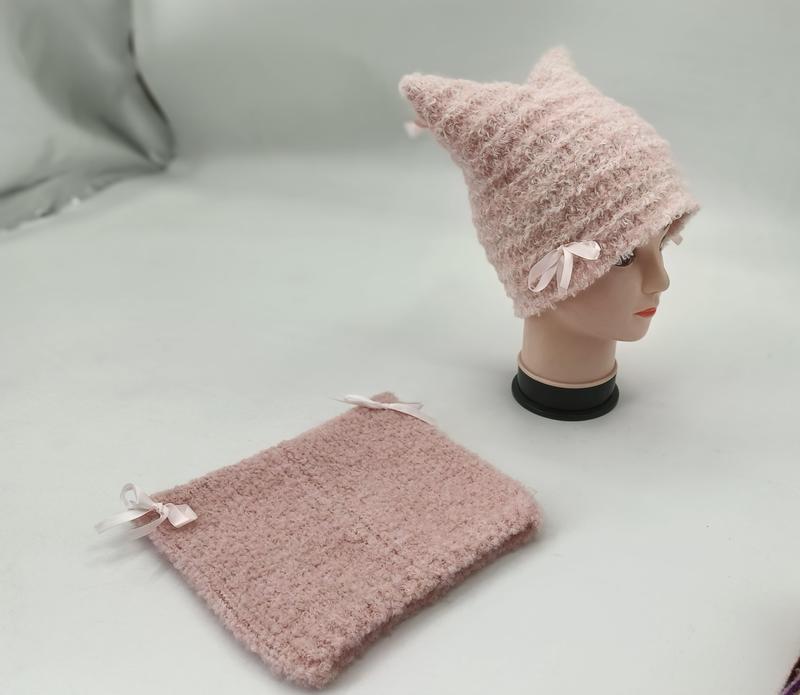 Rosa fluffig stickad mössa med kattöron och satinrosetter
