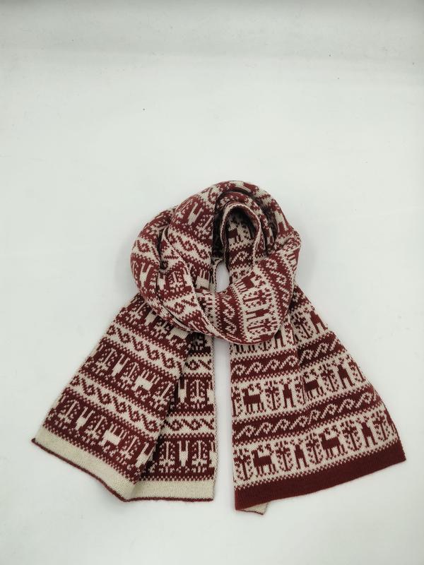 Stickad vinterskarf i burgundy och grädde med Fair Isle-renar och nordiskt mönster