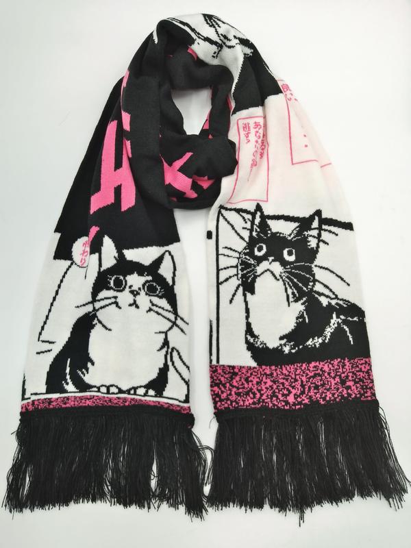 Stickad scarf med svart-vita mangakatt-illustrationer