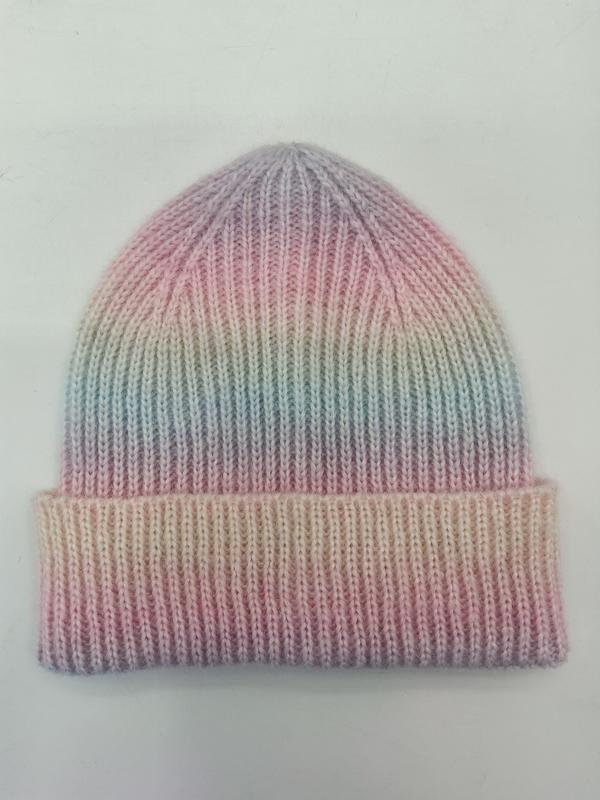 Ribbstickad mössa med pastellregnbåge i ombre från rosa till lavendel