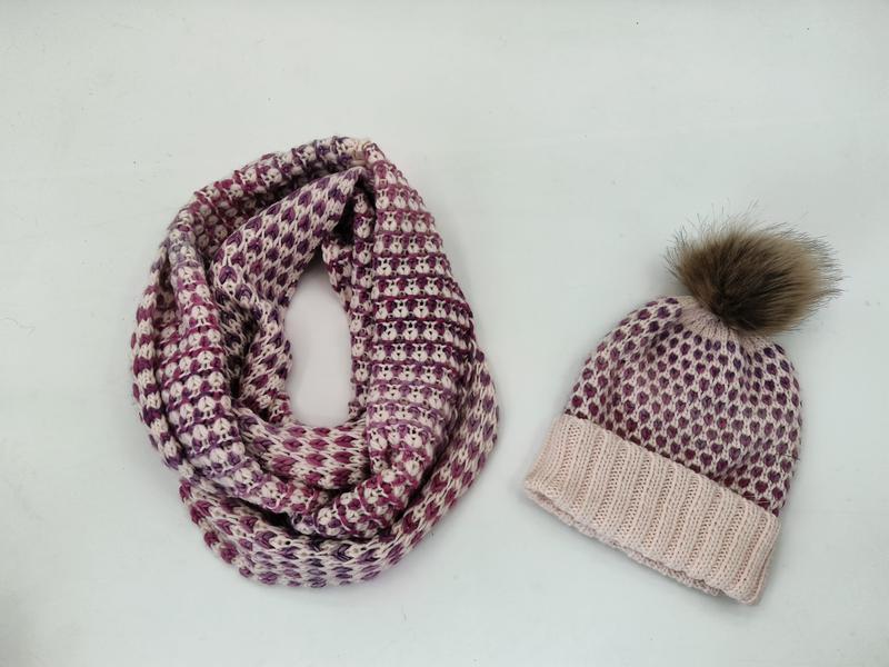 Lila och gräddvit stickad set med oändlighetshalsduk och mössa med pompom i konstpäls