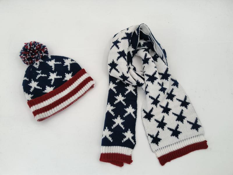 Stickad mössa med pompom och matchande halsduk med stjärnmönster i marinblått