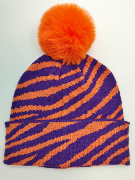 `Stickad mössa med lila och orange zebraränder och stort orange pompom av konstpäls.`