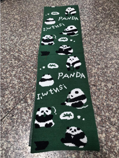""Mörkgrön stickad scarf med panda-mönster i svart/vitt