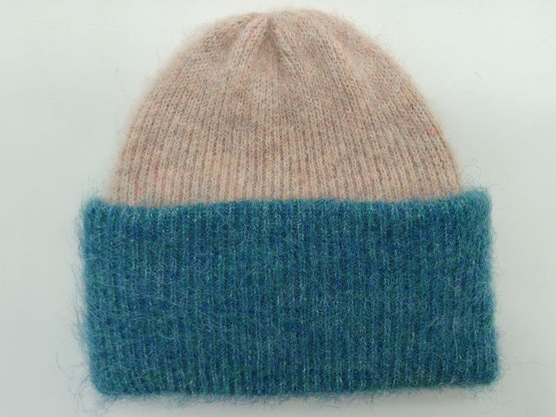 Mjuk stickad mössa med rosa topp och bred teal-färgad ribbad kant