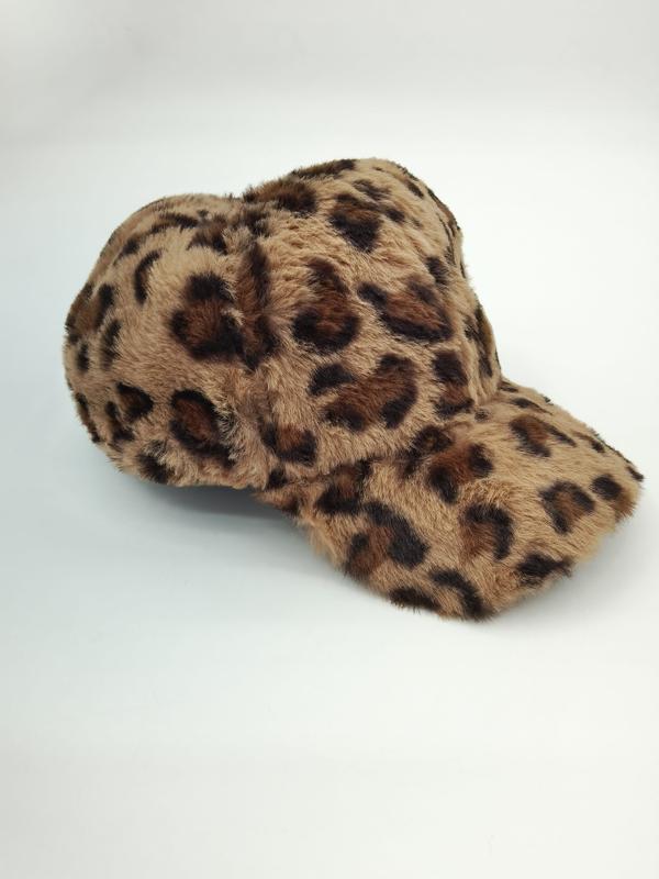 Fluffig basebollkeps i leopardmönstrad konstpäls med bruna och svarta fläckar på vit bakgrund.