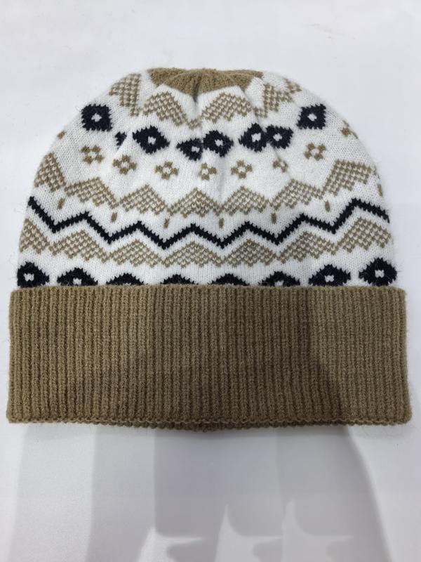 Vikad Fair Isle stickad vintermössa i tan och navy med chevron- och blomstermönster – grossistleverantör.
