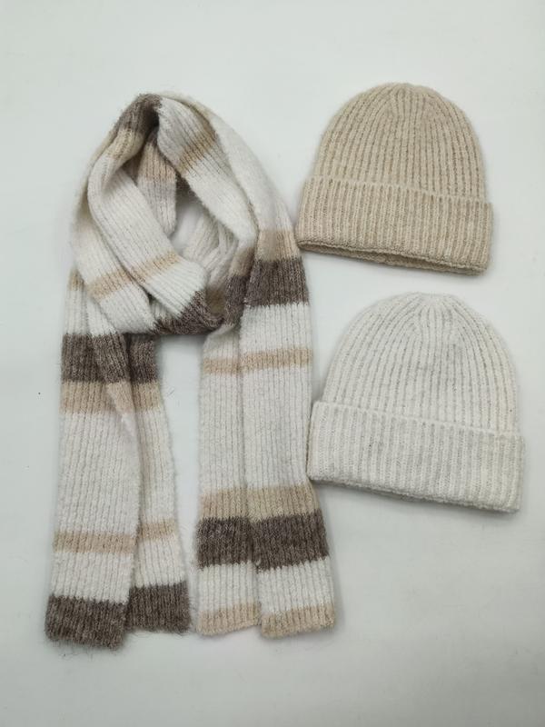 Ribbstickad mössa i beige och grädde med matchande randig halsduk i neutrala toner