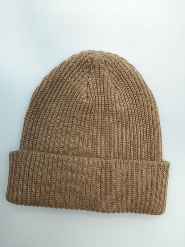 Kamelbeige ribbstickad mössa med uppvikt kant