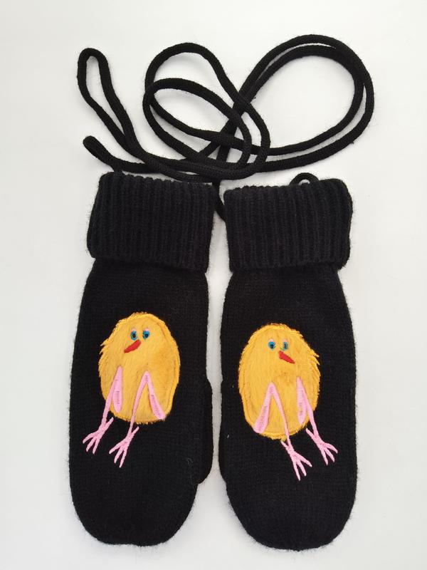 Svarta stickade vantar med gult kycklingebroderi och rosa ben