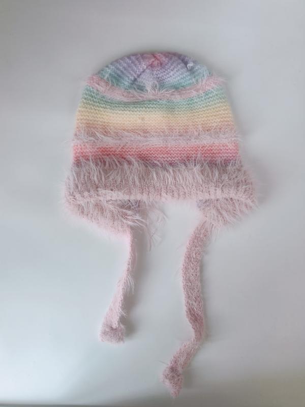 Handstickad babybeanie med pastellregnbågsränder