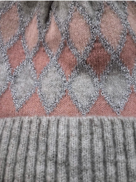 Stickad mössa med rosa-grå argylediamantmönster och silvermetallic garndetalj. Grossistleverantör av premiumstickade accessoarer.