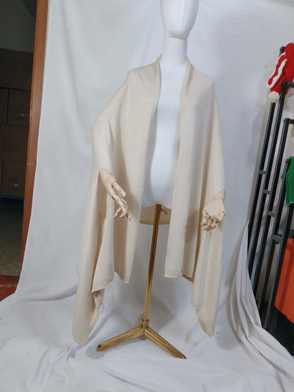 Cremevit stickad poncho med öppen front