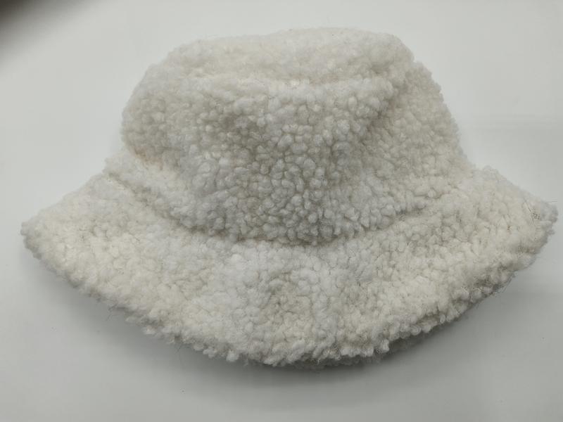Cremvit bucket hat i fluffigt sherpa-fleece med bouclé-textur