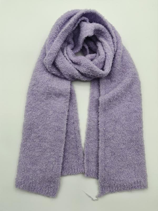 Lavendelfärgad boucléstickat halsduk med fluffig textur och ribbade kanter