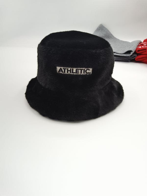 Svart fluffig hink hatt i imitationspäls med broderad Athletic-patch