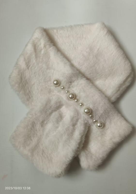 Vit fluffig fuskpäls-halsduk med korsning och avtagande pärlor – grossistleverantör av modeaccessoarer.