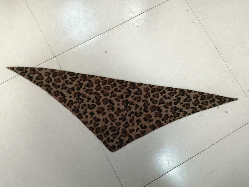 Trekantigt bandanahalsduk i brunt leopardmönster med svarta fläckar
