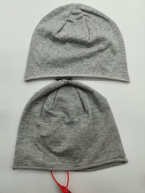 Två grå stickade slouchy beanies visas framifrån och bakifrån på vit bakgrund.