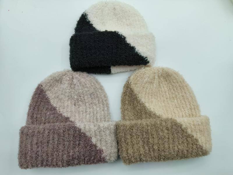 Tre stickade mössor i two-tone colorblock: svart-gräddvit