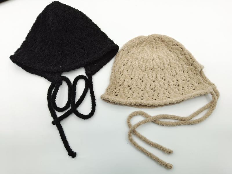 Två virkade bucket hats med knytband
