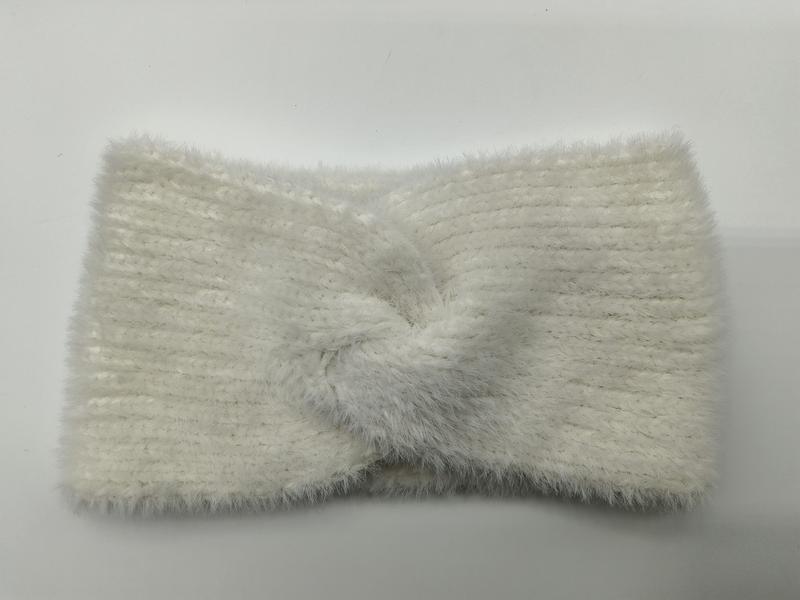 Krämvit fluffig ribbstickad pannband med vridknut i mitten