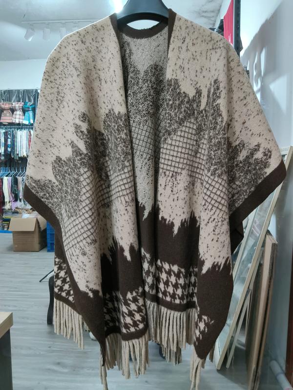 Beige och brun stickad poncho med lövmönster