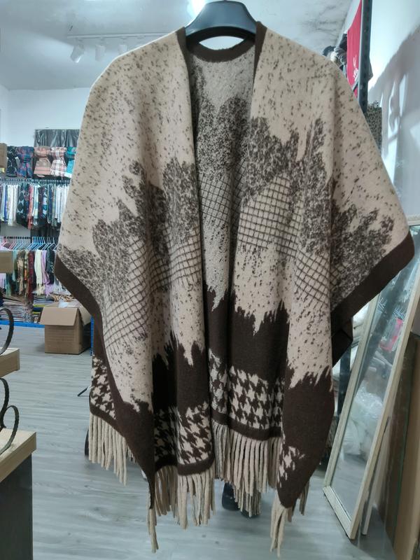 Beige och brun jacquardstickad poncho med blommönster