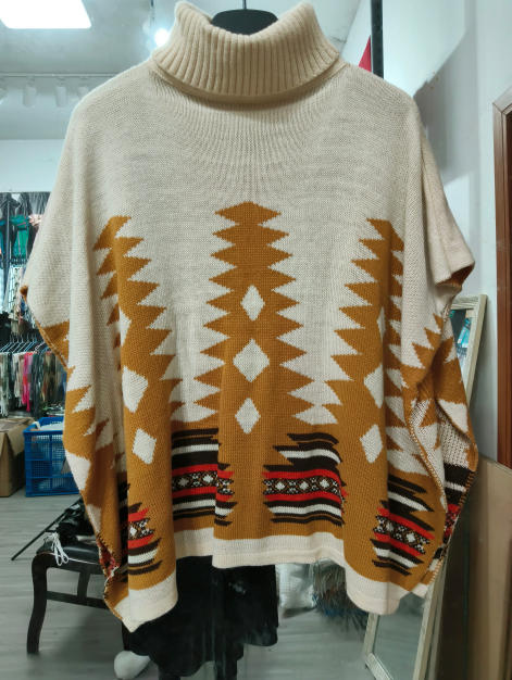 Cremefärgad oversized stickad poncho med aztekiskt mönster i senap och rött samt polokrage