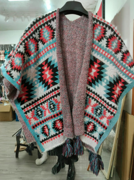 Stickad poncho med aztekiskt geometriskt mönster i rött
