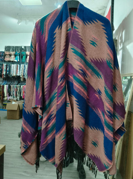 Oversized bohemisk poncho med sicksack-aztecmönster i blått