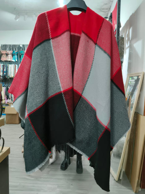 ""Oversize vävd poncho med geometriskt färgblockmönster i rött