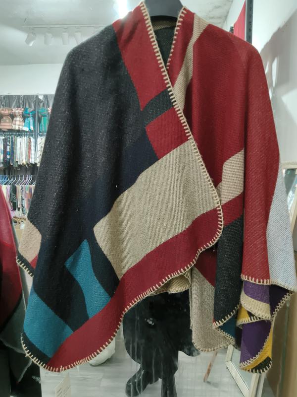 Oversized poncho i ullblandning med geometriskt färgblockmönster i antracit