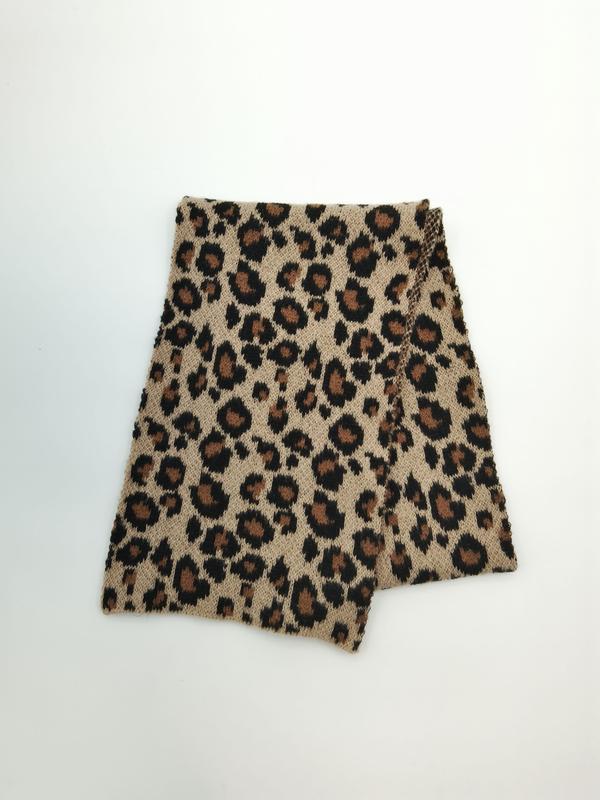 Beige stickad halsvärmande snood med leopardmönster i brunt och svart