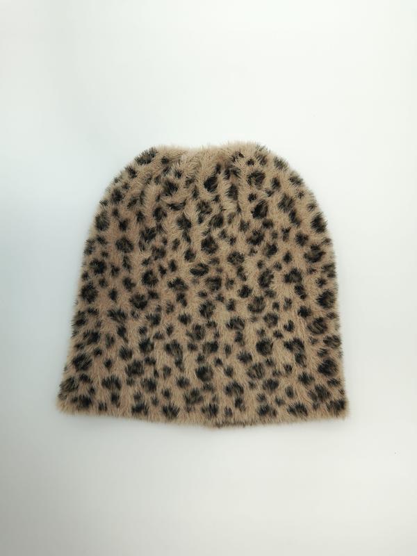 Beige stickad mössa med leopardmönster i mörkbrunt