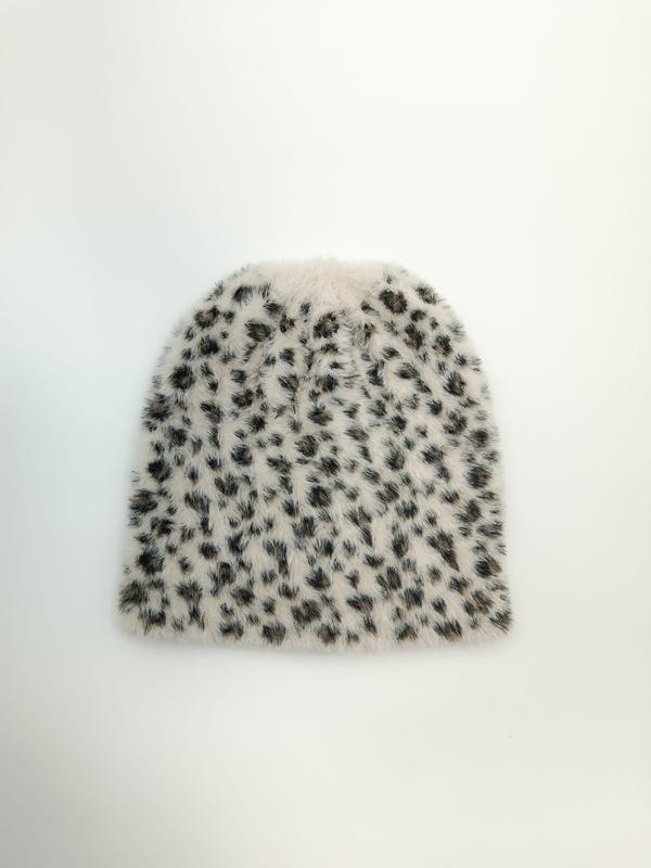 Fluffig elfenbensfärgad stickad mössa med svart och brun leopardmönster