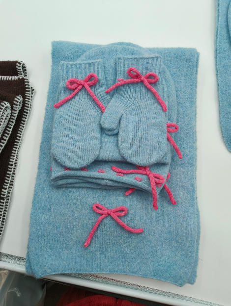 Babyblå stickad vinterset med halsduk