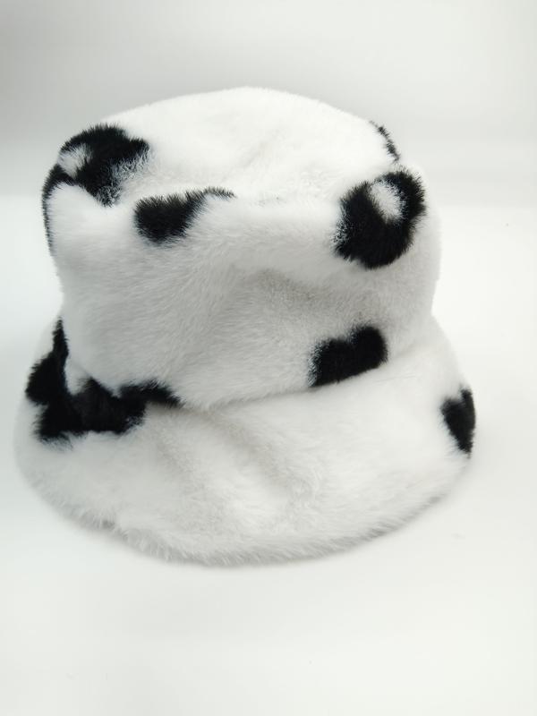 Vit bucket hat i fluffig fuskpäls med svart komönster.