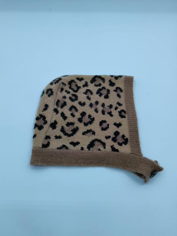 Kamelbrunt leopardmönstrat stickad babyluva i mjuk ull med ribbkant och knytband