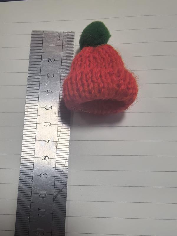 Röd miniature stickad mössa med grön pompom