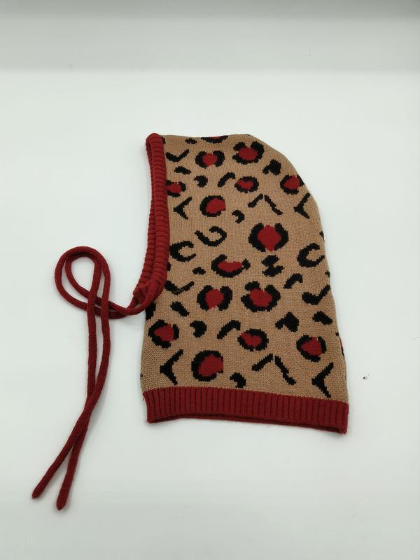Stickad balaclava-huva i beige med rött och svart leopardmönster