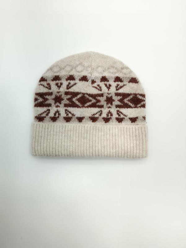Cremefärgad stickad mössa med rostbrun Fair Isle-mönster med nordiska snöflingor och ribbad kant.