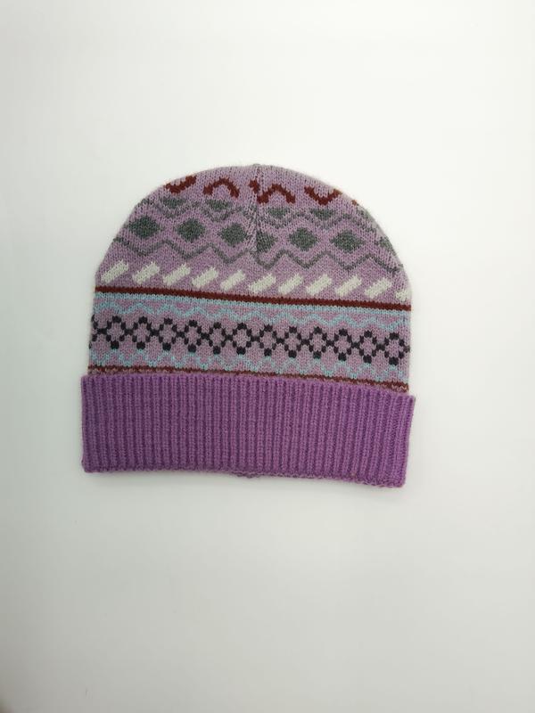 Lila Fair Isle-mössa i stickad ull med flerfärgade geometriska mönster och ribbad kant