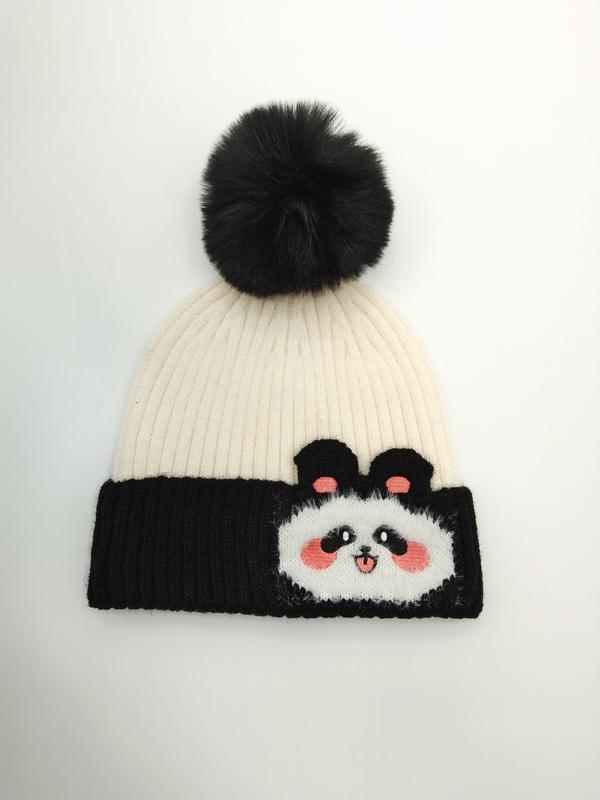 Gräddvit och svart ribbstickad vintermössa med pandamotiv och stort svart pompom i konstpäls.